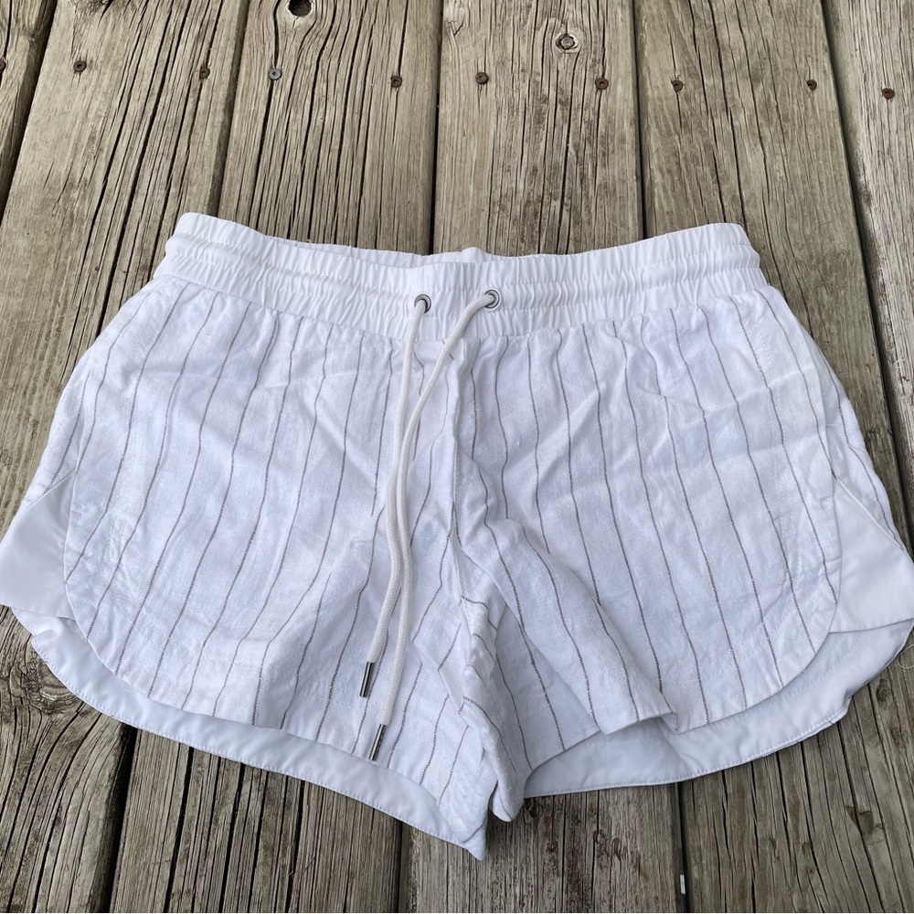 Athleta women’s white and gray striped shorts Sz 8